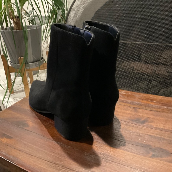 Nine West Malibu Ankle Leather Black Suede Booties size 6.5 - Picture 3 of 7